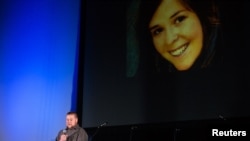 Eric Mueller lit un poème à la mémoire de sa soeur, Kayla Mueller, en Arizona, le 18 février 2015. (REUTERS/Deanna Dent)