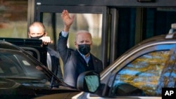 El presidente Joe Biden llega al Centro Médico Militar Nacional Walter Reed para un examen físico, el 19 de noviembre de 2021, en Bethesda, Maryland.