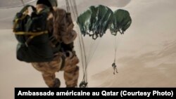Plus de 40 parachutistes ont pris part aux exercices de routine, au Qatar, le 22 août 2017.
