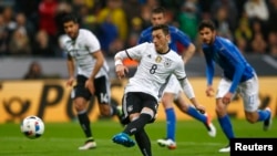Football Soccer - Germany v Italy - International Friendly - Allianz-Arena, Munich, Germany - 29/3/16 Germany's Mesut Ozil scores the fourth goal by a penalty REUTERS/Michael Dalder - RTSCQM8