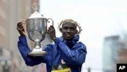 Lawrence Cherono après avoir remporté le 123e marathon de Boston, le 15 avril 2019. 