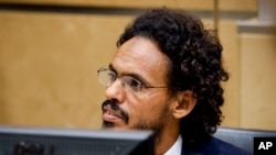 Ahmad Al Mahdi Al Faqi assis dans la salle d’audience lors de sa comparution initiale devant la Cour pénale internationale à La Haye, Pays-Bas, 30 septembre 2015. 