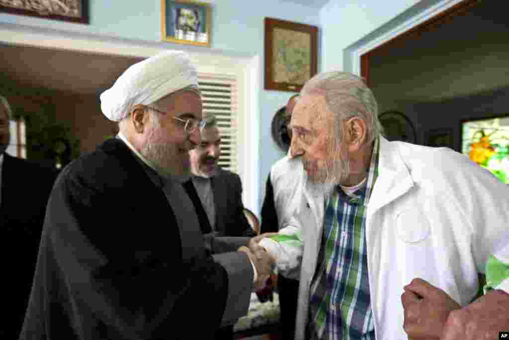 L'ancien dirigeant cubain Fidel Castro, à droite, salue le président iranien Hassan Rouhani à La Havane, Cuba, le lundi 19 septembre 2016.