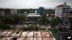 ရန်ကုန်မြို့ရှိ ဆောက်လုပ်ရေး လုပ်ငန်းခွင်တစ်ခုတွင် လုပ်ကိုင်နေသည့် အလုပ်သမားများ။ စက်တင်ဘာ ၃၊ ၂၀၁၂။