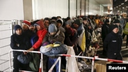 Des migrants dans une rue de Berlin, 9 décembre 2015.