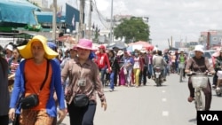 Garment workers walk along the Confederation de la Russia Boulevard in Phnom Penh, Cambodia, during a lunch break. (Photo: Khan Sokummono/VOA Khmer)