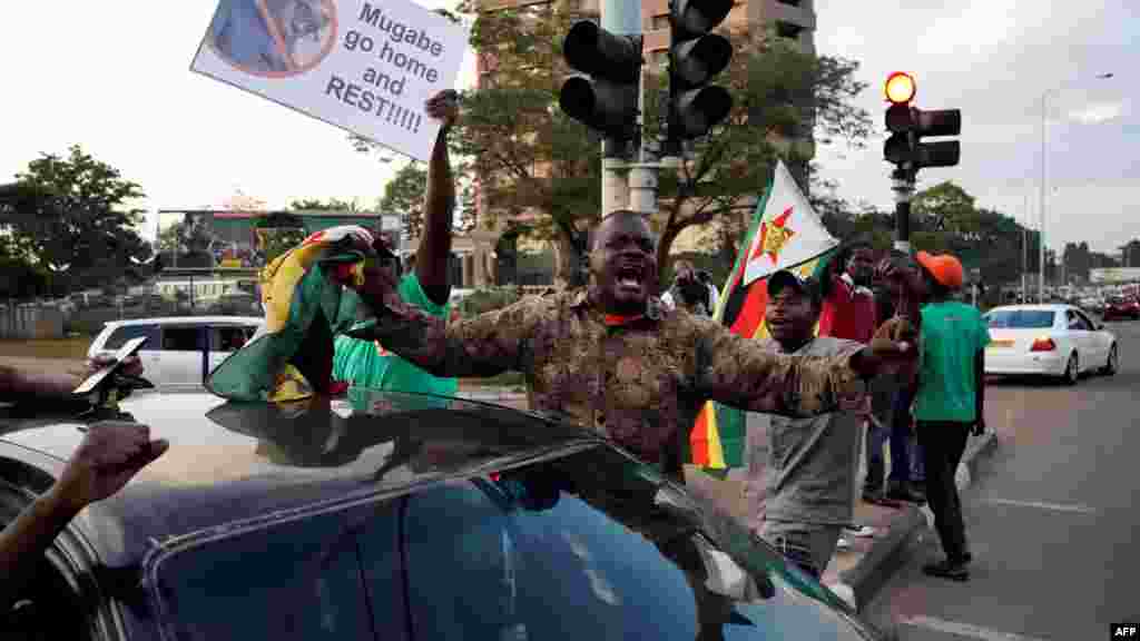 Liesse dans les rues après l'annonce de la démission du président du Zimbabwe, Robert Mugabe, à Harare, 21 novembre 2017.