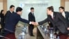 지난해 12월 개성공단 남북 공동위원회 남측 위원장인 김기웅 한국 통일부 남북협력지구발전기획단장(오른쪽)과 북측 위원장인 박철수 중앙특구개발지도총국 부국장(왼쪽)이 개성공단 종합지원센터에서 열린 공동위 4차 회의에 앞서 악수하고 있다. (자료사진)