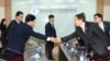 지난 2013년 12월 개성공단 남북 공동위원회 남측 위원장인 김기웅 한국 통일부 남북협력지구발전기획단장(오른쪽)과 북측 위원장인 박철수 중앙특구개발지도총국 부국장(왼쪽)이 개성공단 종합지원센터에서 열린 공동위 4차 회의에 앞서 악수하고 있다. (자료사진)