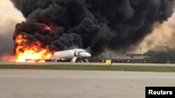 Un avión de pasajeros incendiándose tras aterrizar de emergencia en el aeropuerto Sheremetyevo de Moscú. Mayo 5 de 2019.