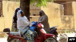Des femmes discutent dans Maroua, 20 novembre 2013.