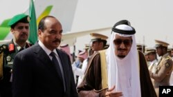 Le roi Salmane d'Arabie saoudite reçoit le président de la Mauritanie, Mohamed Ould Abdel Aziz, à l’arrivée de ce dernier pour le sommet des dirigeants arabes et sud-américains à Riyad, en Arabie Saoudite, 10 novembre 2015. 