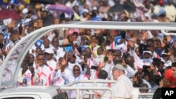 Watu wa Jamhuri ya Kidemokrasia ya Congo wakimshangilia  Papa Francis alipoanza kuzunguka taratibu kwenye viwanja vya wazi  akiwa katika gari lake la kipapa mjini Kinshasa.
