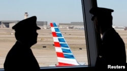 ARCHIVO - Una vista de las pistas desde un piso superior en el aeropuerto de Dallas / Fort Worth, Texas, Estados Unidos, el 14 de febrero de 2013.