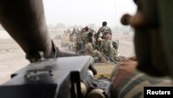 Des militaires tchadiens en poste près de la frontière avec le Nigéria (Reuters)