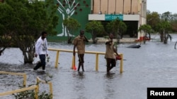 Badai tropis Earl menyebabkan banjir di jalan-jalan di Belize City, ibukota Belize (4/8).