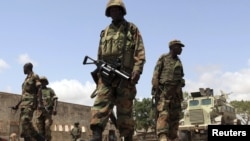 Pasukan Uni Afrika melakukan patroli di sekitar pangkalan militer mereka di pinggiran ibukota Somalia, Mogadishu (3/7).