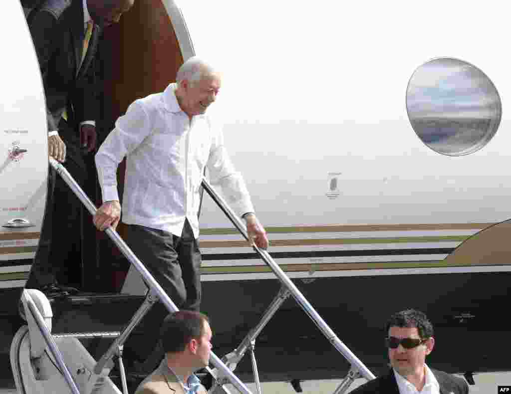 L'ancien président américain Jimmy Carter descend de l'avion à l'aéroport international de La Havane, le 28 mars 2011.