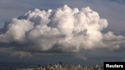 ARCHIVO- Nube gigantesca sobre San Francisco, California, diciembre 12, 2014. No se espera que ningún lugar en los Estados Unidos sea más frío de lo normal, dijo Mike Halpert, subdirector del Centro de Predicción del Clima, oficina del gobierno estadounidense.