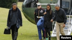 El presidente Obama y su familia regresaron de Hawái, luego de dos semanas de vacaciones de fin de año en la isla.