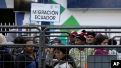 Cruzar de manera legal la frontera entre Colombia y Ecuador, por el Puente Internacional de Rumichaca, se ha convertido en un reto para miles de venezolanos.