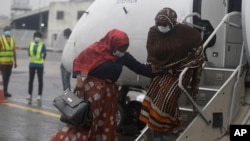 Wasu fasinja a filin tashin jirage na Abuja.