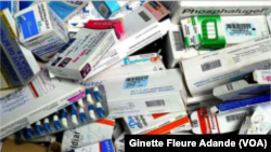 Médicaments de la rue, Cotonou, Bénin, le 2 mars 2017. (VOA/Ginette Fleure Adande)