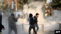 თეირანის უნივერსიტეტის სტუდენტების დემონსტრაცია ირანის პოლიციამ ცრემლსადენი გაზის გამოყენებით დაშალა, 30 დეკემბერი, 2017 