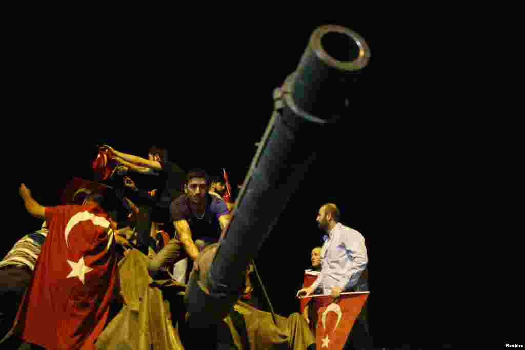 Des manifestants entourent un char de l'armée turque à Ankara, Turquie, 16 juillet 2016.