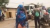 Les voyages clandestins se pratiques de plus belle dans la capitale du Tchad, le 8 mai 2020. (VOA/André Kodmadjingar).