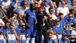 L'entraîneur des Blues Antonio Conte s'addresse à Tiemoue Bakayoko
