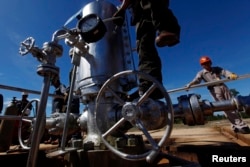 Sumur minyak mentah milik PT Pertamina (Persero) di Pulau Bunyu, Kalimantan Timur, 8 Februari 2011 (Foto: REUTERS)