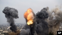 De la fumée montant de Gaza après un raid israélien le 21 novembre 2012