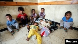 Children sit in a classroom of a school to which they have been evacuated from a village near Hodeidah airport amid fighting between government forces and Houthi fighters in Hodeidah, Yemen June 17, 2018. (REUTERS/Abduljabbar Zeyad)