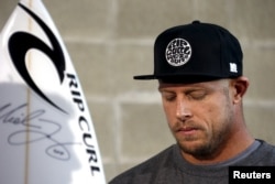 Peselancar Australia Mick Fanning, yang selamat dari serangan hiu, saat konferensi pers di Sydney, 21 Juli 2015.
