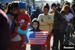 Miles de migrantes centroamericanos tendrán que permanecer en la ciudad fronteriza mexicana durante meses mientras toca el turno para solicitar el asilo.