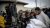 Seorang pria Palestina membawa karung berisi bantuan kemanusiaan untuk didistribusikan di pusat pendistribusian bantuan UNRWA di Rafah, selatan Jalur Gaza, 3 Maret 2024. (Foto: AFP)