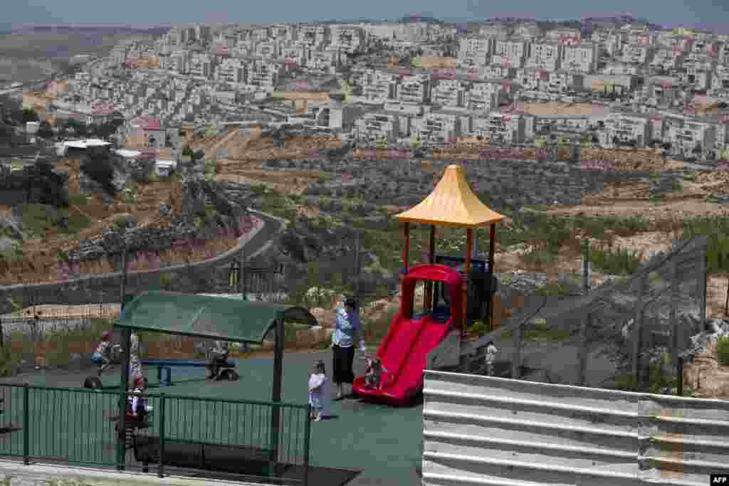Seorang wanita Yahudi menjaga anak-anak di sebuah taman bermain di permukiman Yahudi Beitar Elit, di Tepi Barat yang diduduki Israel.