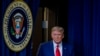 El presidente Donald Trump entra a la sala de prensa de la Casa Blanca para una conferencia de prensa sobre la pandemia del coronavirus, el 8 de diciembre de 2020.