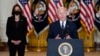 Presiden Joe Biden dan Wakil Presiden Kamala Harris berbicara tentang agenda domestiknya dari Ruang Timur Gedung Putih di Washington, 28 Oktober 2021. (Foto: AP)