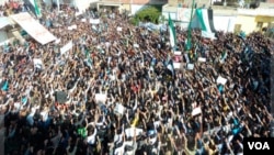 Para demonstran menentang Presiden Bashar al-Assad berkumpul di Hula, dekat Homs (13/11).