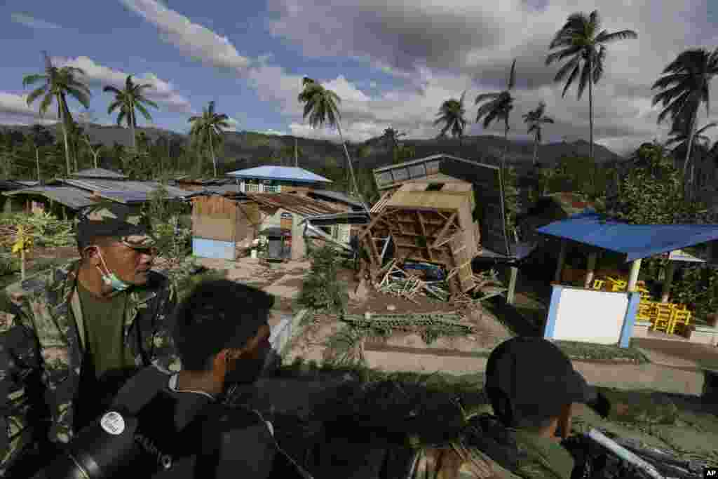 Filipino soldiers search for victims and survivors amid the devastation left by Typhoon Bopha, in the village of Andap, New Bataan township, Compostela Valley in southern Philippines, December 5, 2012.