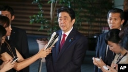 នាយករដ្ឋមន្រ្តី​ជប៉ុន​លោក​ Shinzo Abe និយាយ​ទៅ​កាន់​ក្រុម​អ្នក​យកព័ត៌មាន​នៅ​ទី​ស្នាក់អាស្រ័យ​ផ្លូវ​ការ​របស់​លោក​នៅ​ក្រុង​តូក្យូ នា​ថ្ងៃ​ទី​១៧ ខែ​កក្កដា ឆ្នាំ​២០១៥។ ជប៉ុន​​​ព្រមាន​​ពី​​សកម្មភាព​គឃ្លើន​ខាង​ផ្លូវ​នាវាចរណ៍​​​របស់​ចិន។