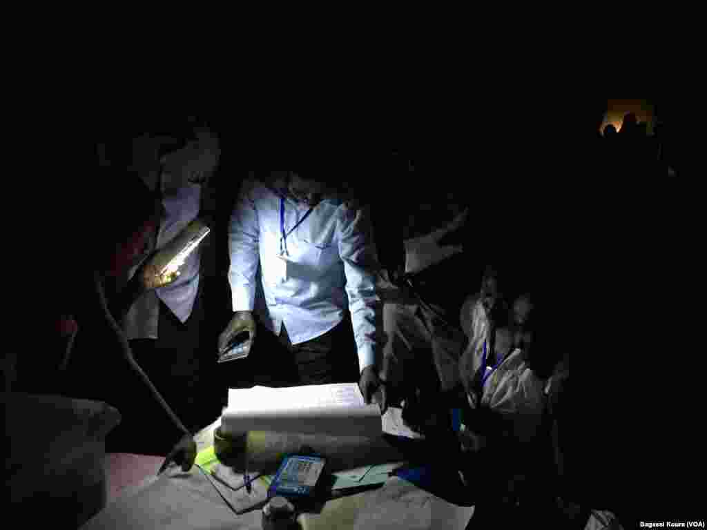 Session de dépouillement dans un bureau de vote à Boutal Bagar, un quartier périphérique de N'Djamena où des centaines de gens en colère n'ont pu voter par manque de bulletins de vote, 10 avril 2016, Tchad. (VOA/Bagassi Koura)