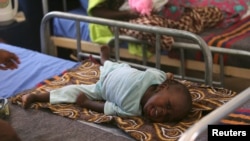 Un enfant, qui a subi des lésions cérébrales résultant d'une méningite cérébro-spinale, est suivi dans un centre de Save the Children à Maiduguri, Nigéria, 30 novembre 2016.
