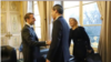 El presidente encargado de Venezuela, Juan Guaidó, saluda al mandatario francés, Emmanuel Macron.