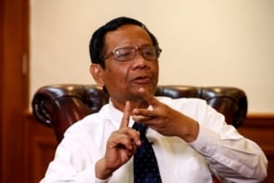 Menko Polhukam Mahfud MD saat diwawancarai oleh Reuters, di Jakarta, Indonesia, 26 Desember 2019. (Foto: Ajeng Dinar Ulfiana/Reuters)
