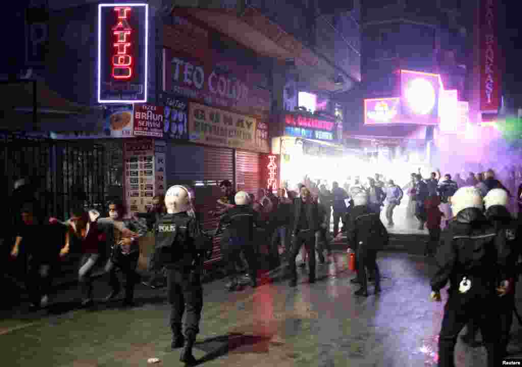 Riot police chase protesters at Kizilay Square in central Ankara, June 9, 2013.