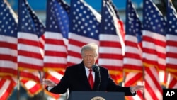 Le président Donald Trump s'adresse à la foule avant de monter à bord d'Air Force One pour la dernière fois à la base aérienne d'Andrews, le mercredi 20 janvier 2021. 