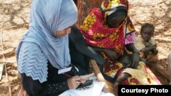 Pekerja sukarela Palang Merah Internasional menggunakan survei ponsel RAMP untuk mengumpulkan informasi kesehatan di pedesaan Kenya. (Foto: IFRC)